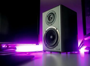 Altavoz tipo Satélite Marca Gigabyte sobre un escritorio