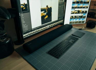 barra de sonido sobre un escritorio con un telcado y monitor