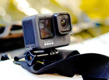 camara deportiva GoPro sobre el toldo de un carro