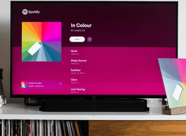 Televisor en medio de una sala