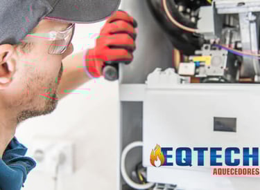 Tecnico fazendo manutenção no aquecedor a gás