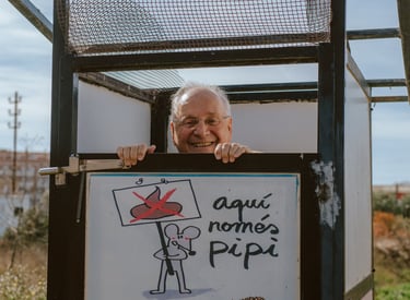 El Juanjo dins la cabina ecològica per al pipi.