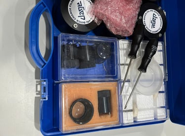 carbon tape, copper grids, epoxy resin, sample stubs, conductive adhesive và phụ kiện chuẩn bị mẫu