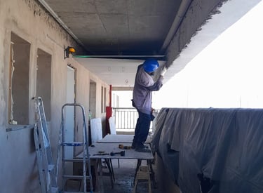 Homem trabalhando numa Obra com instalação