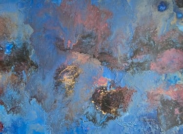 El azul compite con el magenta en esta obra de pouring acrílico