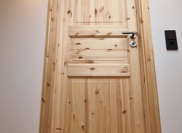 Instalación de puerta de madera maciza en vivienda reformada en Mallorca por ZEGA