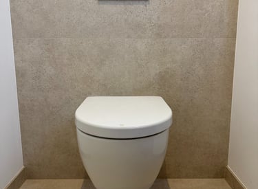 Instalación de inodoro eficiente en baño reformado en Mallorca, obra realizada por ZEGA
