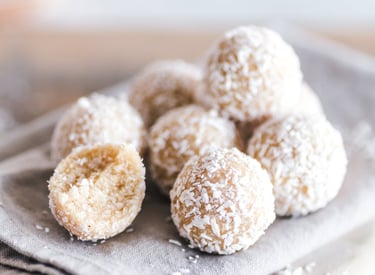 Beijinho-de-Coco-Cremoso-e-Fácil=Receita=Deliciosa=Caseira