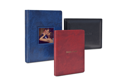 présentation de 3 albums en similicuir de couleur bleu, noir et bordeaux