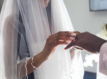 Plan photo moyen du passage de l'alliance d'une mariée vers son époux