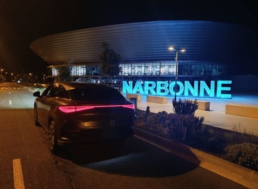 Chauffeur privé VTC à Narbonne – voiture garée de nuit devant l’Aréna