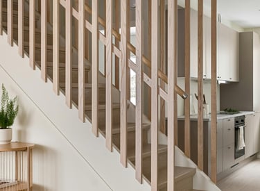 Modern interieur met strak gekitte trapafwerking en naadloze aansluiting rondom de keuken