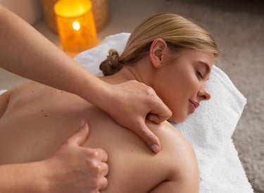 Massage du dos d'une femme - Massage Intuitif