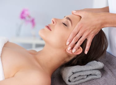 Massage de la tête d'une femme - Massage Crânien