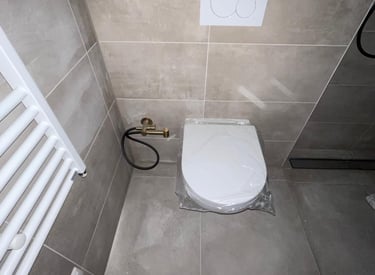 Nieuw wandtoilet en handdoekradiator geïnstalleerd in moderne badkamer in Rotterdam-Hoogvliet
