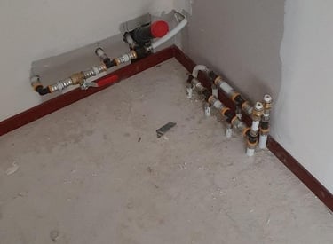 Nieuw leidingwerk aangelegd voor kraaninstallatie in woning in Rotterdam-Hoogvliet