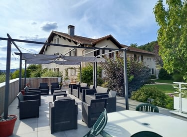 Terrasse avec canapés de jardin