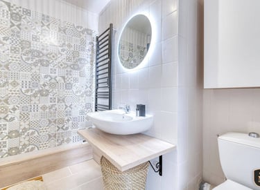 Salle de bain avec faience vasque et douche