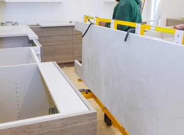 Pose d'un plan de travail dans une installation de cuisine neuve