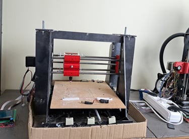 CNC makinesi ile yapılan ahşap kazıma işlemini gösteren görsel, hassas ve özelleştirilmiş CNC işleme