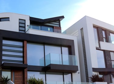 uma casa grande, moderna com grandes janelas