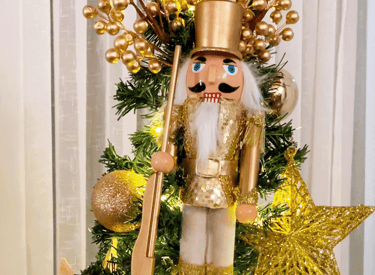 boneco quebra-nozes no topo de uma árvore de natal