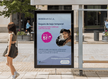 Mupi publicitario en la calle con el cartel de Bergantin Insurance