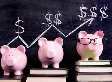 imagem de três porquinhos da poupança demonstrando o crescimento financeiro a longo prazo.