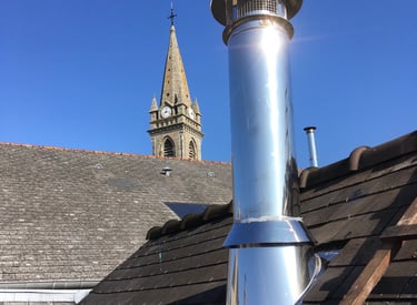 Pose d’un conduit de fumée isolé en sortie de toit par un professionnel dans le Morbihan. poujoulat,