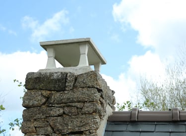 pose de chapeau de cheminée en béton, inoxydable. fuite de cheminée, réparation toiture 