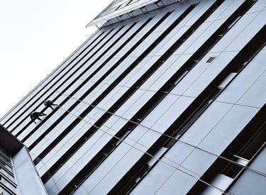 Fassadeninspektion mittels Seilzugangstechnik