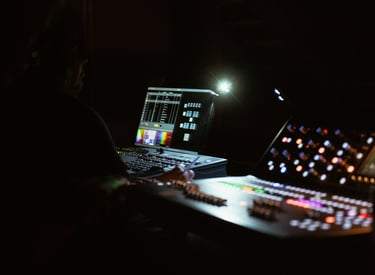 Achter de techniektafel in het theater.