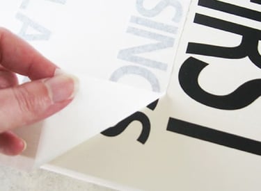 Mano pelando vinilo adhesivo