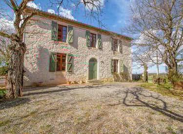 Photographie immobilière d’un presbytère avec lumière naturelle