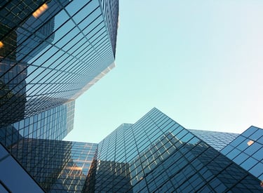 Cursos de Gestão: um grupo de edifícios altos com vista para o céu