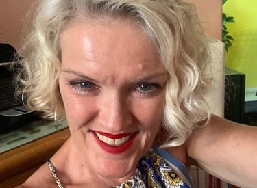 Femme blonde souriante.