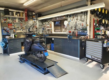 De werkplaats van Otto's Tweewielershop.