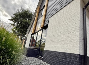 Ootmarsum – gevels gekeimd met KEIM Soldalan in RAL 9010, antraciet spatrand