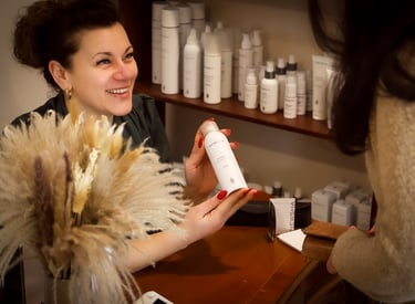 Eine Frau lächelt und hält eine Flasche Haarpflegeprodukte für Haarverlängerungen. Tressen, Bondings