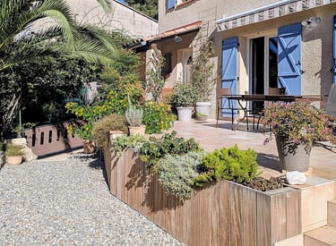 habillage d'une façade de terrasse en lames de bois exotique