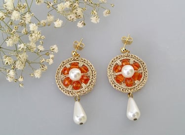 Une jolie paire de boucles d'oreilles au crochet orange