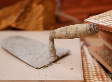 une truelle de maçon avec du ciment