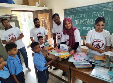 donoriam team with school children
