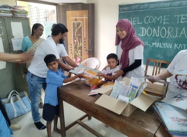 donoriam team with school children