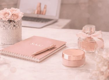 Espacio elegante con productos SAM Cosméticos que representa cercanía y conexión con la comunidad.