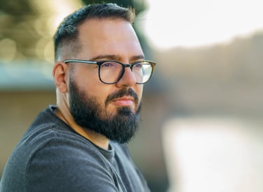 Portréfotózás szabadtéren, naplemente Budapesten