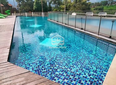 kolam renang minimalis modern di area halaman belakang.