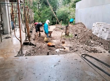 Proses penggalian kolam renang oleh dayanapool.