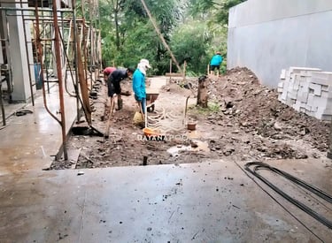 Proses penggalian kolam renang oleh dayanapool.