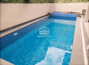 kolam renang minimalis modern di area halaman belakang.